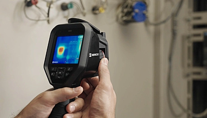 Cámara termográfica profesional HIKMICRO M60 640x480 utilizada en inspección eléctrica para mantenimiento industrial y diagnóstico térmico, disponible en Gimatec